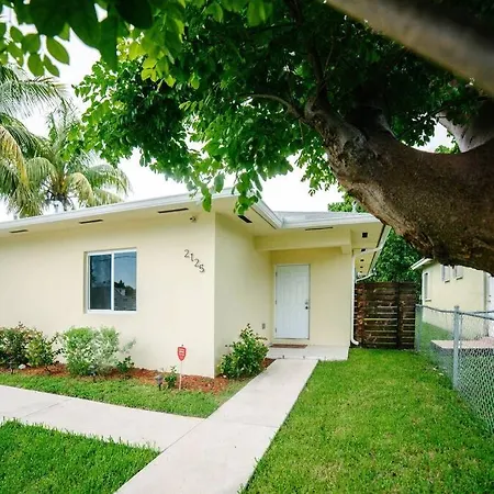 Villa New House On The Block Near Miami Airport.